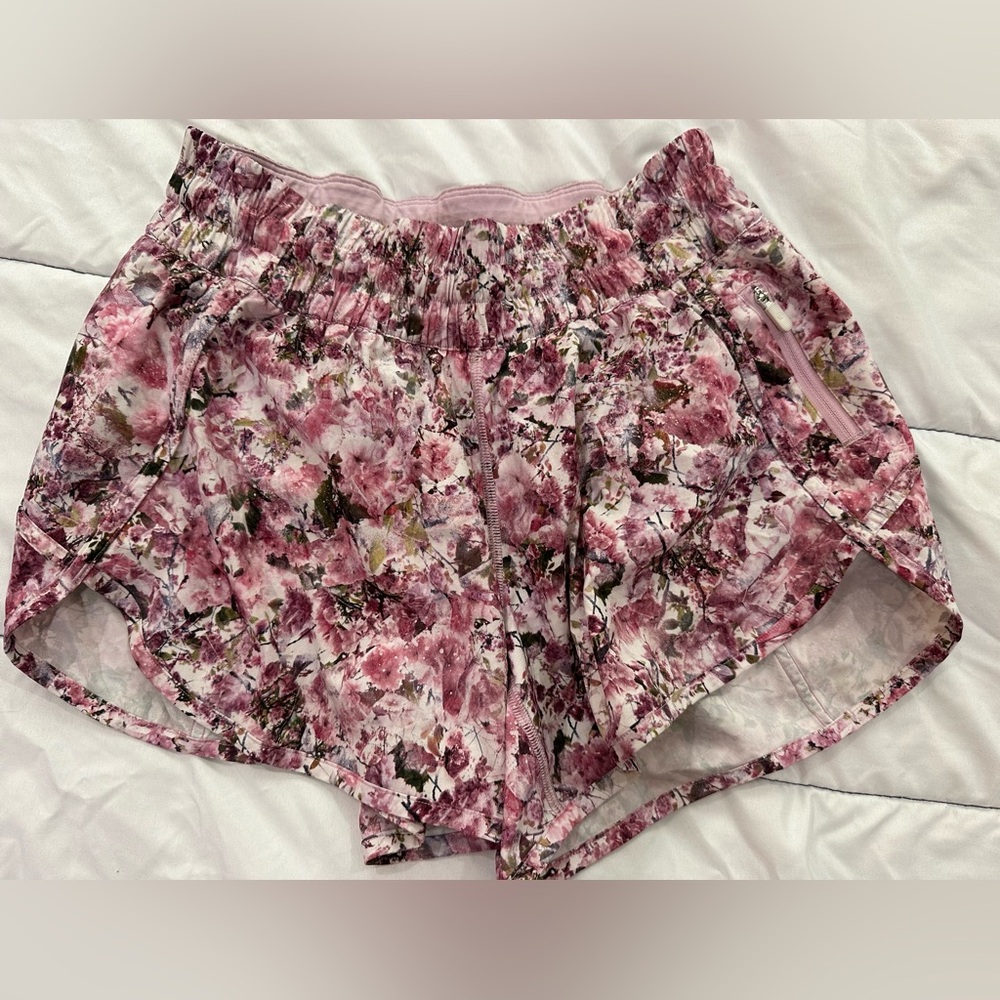 Lululemon Tracker Short V *4"
Blossom Spritz Multi